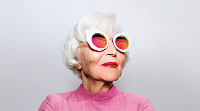 Coole ältere Dame mit Sonnenbrille