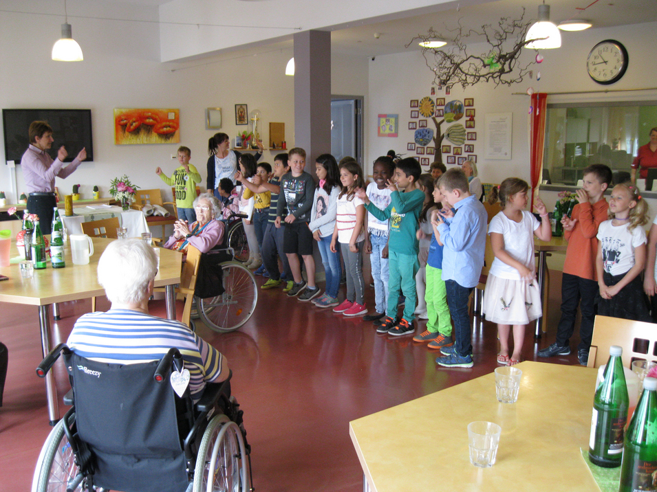 Schulkinder besuchen Pflegekompetenzzentrum Neufeld