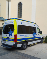 Ein weiß-blauer Transporter mit dem Schriftzug „Samariter-Wunschfahrt“.