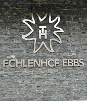 Schild mit der Aufschrift „Fohlenhof Ebbs“ und einem stilisierten Emblem.