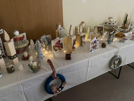 Weihnachtlich dekorierter Tisch mit verschiedenen handgemachten Weihnachtsartikeln und Karten.