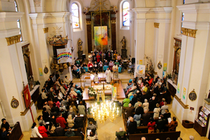 Gottesdienst mit einer großen Versammlung in einer Kirche.