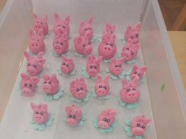 Eine Sammlung aus vielen kleinen, rosa Schweinchen aus Zucker.