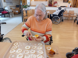 Dame beim Linzeraugen mit Marmelade beschmieren