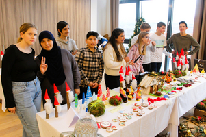 Kinder am Tisch mit viel Essen im Nikolaus style 