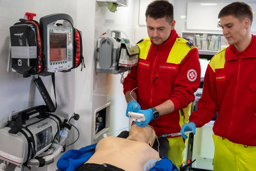 Sanitäter leisten Erste Hilfe in einer Übung